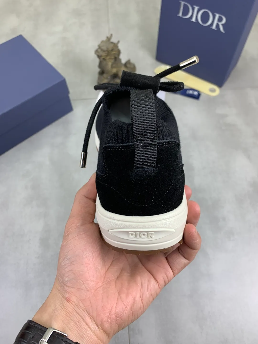 Men's men's shoes P400 new Dior Tech sneakers 2026 early spring series new products, with fashionable details, highlighting retro aesthetics. The fly-knit upper is spliced ​​with the sides of apricot transparent mesh fabric, and the leading edge of the upper window is laminated with high-frequency flat ironing and counter-pressure. The original craftsmanship is beautiful, comfortable and does not fall off. The interior is made of tonal sheep lining, which is soft and comfortable. The heel and tongue are embellished with the Paris logo. The textured TPU soles with the same tonal logo add to the high-end style.  Code number: 38-45 (46 customized)